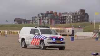 *Primeur* Prio1 Politie Strandvoertuig Volkswagen Amarok met spoed op het Strand bij Egmond