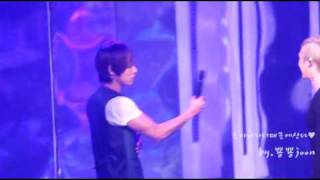 100506 [fancam] MBLAQ  Lee joon want to pass mic to 2pm  CUTE!!!