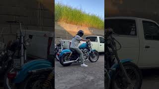 バイク屋 HANCAR motorcycle の日常。。Harley-Davidson Sportster に乗るお客様をお見送りしながら動画を撮らせてもらう髪長おじさん。。