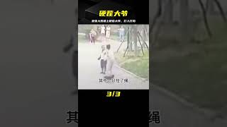 囂張大媽遛狗不牽繩張口就罵人，不料遇上硬茬大爺：先打人再打狗 #案件調查 #懸案密碼 #懸案破解 #懸案調查 #大案