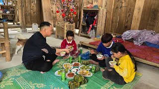 Uncle Thanh and his friend helped Linh Dan decorate the house and had a New Year's Eve meal together