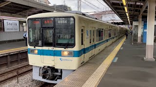 小田急8000形8254＋8054編成が発車するシーン