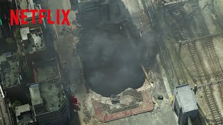 地盤沈下 - 夢のマイホームが地下500mに沈む衝撃の瞬間！ | 奈落のマイホーム | Netflix Japan