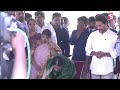 జగన్ ను భావోద్వేగంతో హత్తుకున్న తల్లి ys vijayamma hugs cm jagan emotionally @sumantvongole