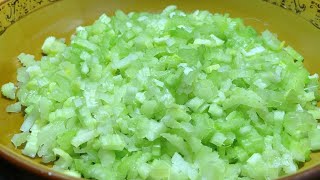 The chef teaches you a new method of cold celery, the key is not to put a drop of oil, it is crisp