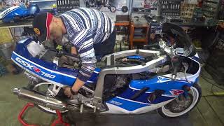 GSXR 750 SACS как снять карбюраторы и воздушный фильтр. gsxr air filter removing.