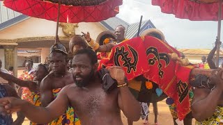 Kwabre Hemang Hene   exhibit  a prodigious dance in  his Royal Palanquin