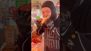 金典吃法:烧饼夹猪头肉！ 你喜欢加肥的还是瘦的。好吃不贵经济实惠 不可错过的安徽美食 谁懂这一口的好吃程度 猪头肉一绝 瑞辰智远传媒