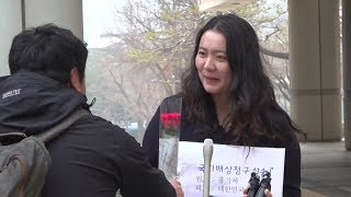 ‘명예훼손 무죄’ 홍가혜, 장미꽃 응원받고 국가상대 1억 소송