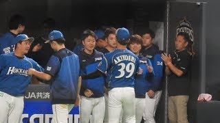 ＜2019.8.18楽天戦9回表2アウト満塁＞同点で迎えたピンチの場面のベンチ内風景(投手・秋吉)