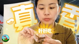 第二季（704）姑娘在城里上班也不能少了肉，在办公楼烤羊排，香味引来同事！