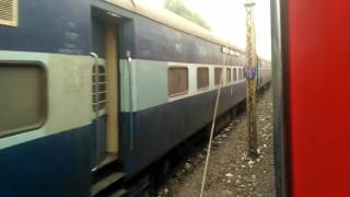 12418 Prayagraj Exp Overtaking 14164 Sangam Exp