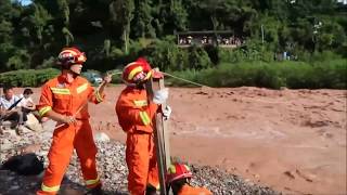 Rescuers free men from flood-stranded truck in Chongqing