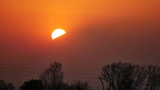 春がすみの日暮れ夕陽が富士山に沈む　２０２４０３１６