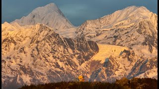 中国四川的贡嘎雪山，日照金山超级美