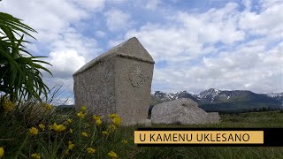 U kamenu uklesano