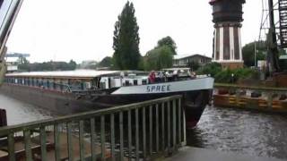 Vorbeifahrt Binnenschiff Spree - GMS - 05110500 unter Eisenbahnbrücke Oldenburg zu Tal