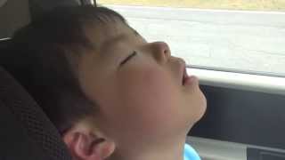 登山で疲れて車中で爆睡　　I sleep soundly in the car.