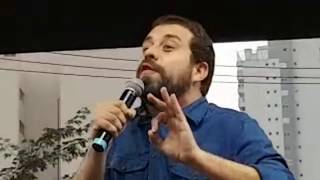 Em discurso emocionante, Guilherme Boulos propõe ocupação do Palácio do Planalto