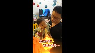 230208《睿睿》拔拔壞壞~一直逗弟弟，不給弟弟吃香蕉!怒~怒~怒~打~打! #1歲2個月 #香蕉 #shorts  #父子 #搞笑 #生活 #日記 #水果