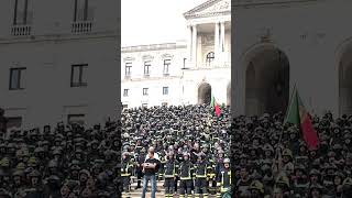 Bombeiros sapadores sobem escadaria do Parlamento durante manifestação