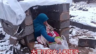 大雪下，无家可归的女人和孩子