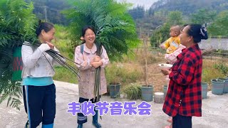 Qiuzi took her sister-in-law into the mountains to find materials and prepare for the concert