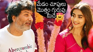 Actress Pooja Hegde CUTE Looks Towards Trivikram At #SSMB28 Pooja Ceremony | News Buzz