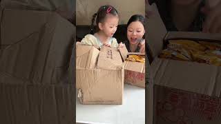 欣欣3岁啦 #糖果 #小孩子的快乐就这么简单 #人类幼崽有多可爱