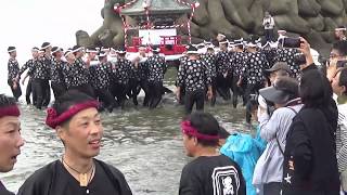 令和元年 阪南市秋祭り2日目 神輿渡御海老野浜 神輿の海入り(下出・黒田) 03