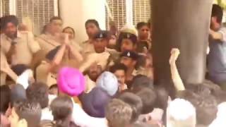 Clash between PU students and police in Chandigarh | 11.04.2017