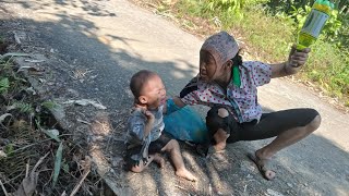 Crazy mother. Go with your child to collect clams to exchange for beer, wine and food.-Lý Xuân Ca