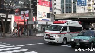 緊急走行する救急車とJY (知英) 2種類の宣伝トラック