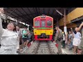 สุดยอดรถไฟที่ตลาดร่มหุบแม่กลอง ไม่น่าเชื่อว่าฝรั่งจะให้ความสนใจขนาดนี้เลย