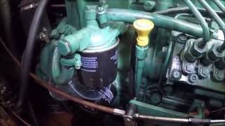 How to change the diesel filter and pre filter on a Volvo D2-55 como cambiar el filtro y pre filtro