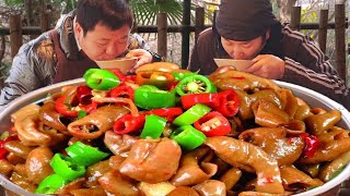 3斤肥腸，二弟做“腸頭燒雞蛋”，香辣Q彈，一口下去滿嘴爆香｜Mukbang【鐵鍋視頻】