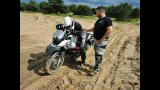 Jak jeździć ciężkim motocyklem enduro w terenie, po piachu? Nauka techniki jazdy w szkole PARAmoto!