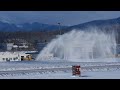 朝の函館空港　エプロンの除雪作業