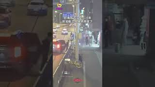 毒贩街头交易，便衣民警合力默契配合成功抓捕！伊魅尚街