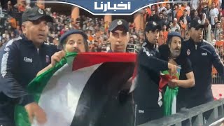 لحظة اقتحام أحد المشجعين أرضية ملعب بركان حاملا علم فلسطين