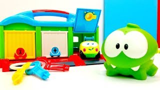 Om-Nom juega con coches para niños. Vídeos de juguetes.