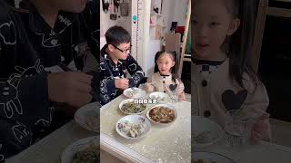 闺女真是狠人一个，这礼物只能拍自己不能拍别人!#萌娃 #funny #cutebaby