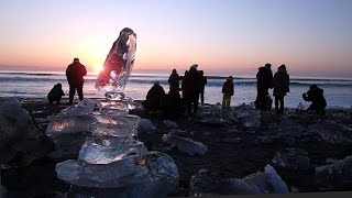 輝く氷塊　海岸で「宝石」鑑賞　豊頃でジュエリーアイスツアー （2018/01/28）北海道新聞