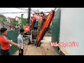 Xe Cuốc Chật Vật Bẻ Cua Đánh Lái Hết Cỡ Mới Lọt Qua Được Khe Cổng Này  | Xuân Mạnh Vlogs