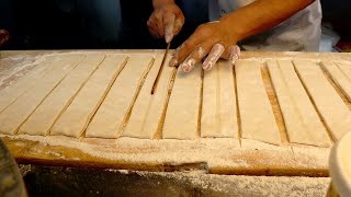 油条制作过程 - 中国街头美食 / Fried dough sticks (Youtiao) making - Chinese Street Food
