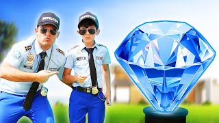 Detective Jason and Alex protect Mega Diamond Story