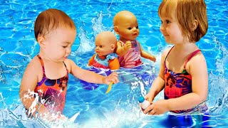 Bianca e sua amiga Martha brincam na piscina com brinquedos aquáticos. Vídeo infantil.