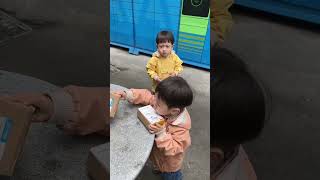 孩子越养越大，入住男生宿舍的优势这不就来了吗？#三胞胎 #人类幼崽到底有多可爱 #萌娃日常 #一起长大一起玩耍   抖音