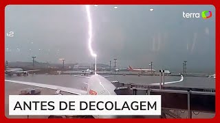 Passageiro flagra raio atingindo avião no aeroporto de Guarulhos durante temporal em SP