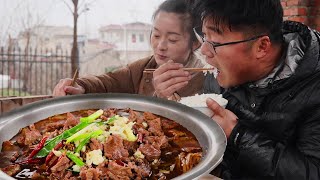 天空下起小雨，大sao给媳妇做牛肉盆菜，麻辣鲜香吃的美滋滋！【徐大sao】